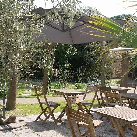 Hotel La Chaumiere 2*