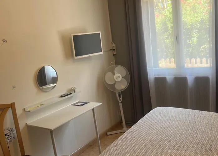 La Chaumiere Hotel 2*